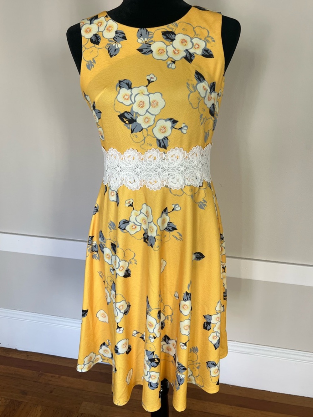 EUC Yellow Floral Lace-Waist Sleeveless Dress Size M Garden Party Summer Wedding